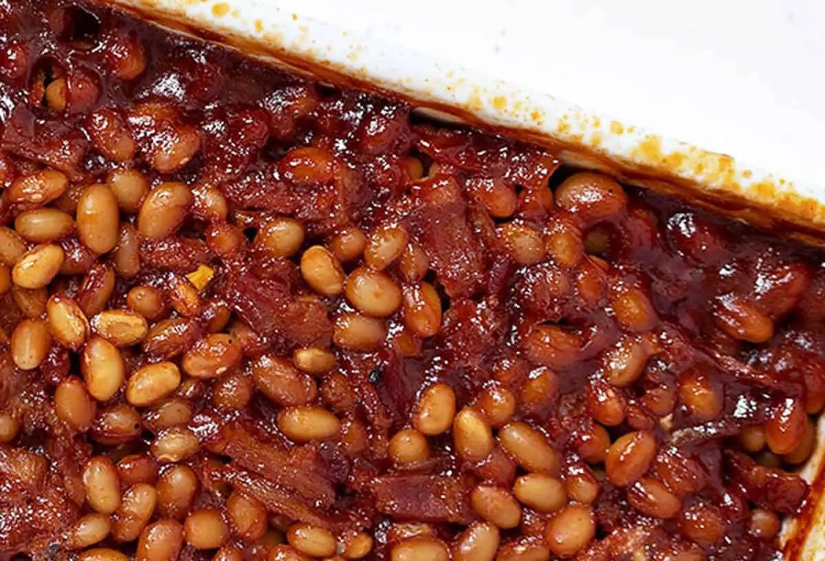 Smoked baked beans bacon: The 4 ultimate guides. 2 A serving of smoked baked beans with hearty bacon pieces mixed in.